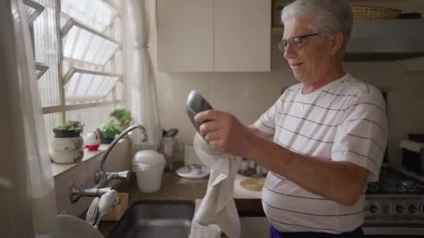 Glædelig Senior Mand Der Tørrer Ved Køkkenvasken Autentiske Indenlandske Scene – Stock-video