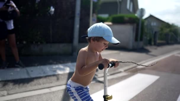 Barnkorsning Gata Med Tre Hjul Scooter Staden Övergångsställe Solig Dag — Stockvideo