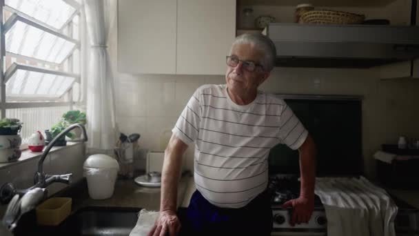 Reflexní Starší Muž Přemýšlející Nad Životními Vzpomínkami Vyhlížející Okna Kuchyně — Stock video
