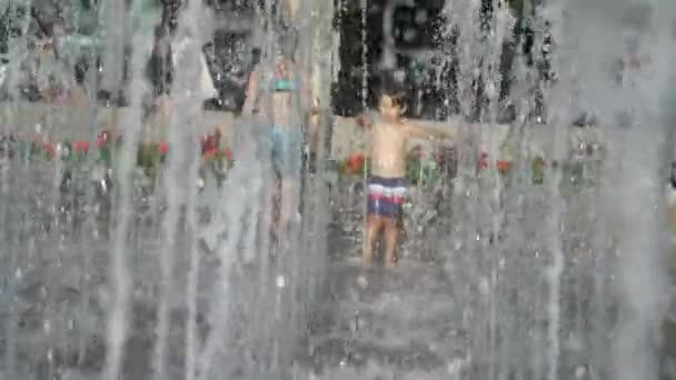 Gyermek Áll Városi Vízsugarak Városi Parkban Forró Nyári Napon Víz — Stock videók