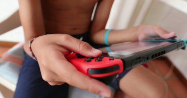 Çocuk yarışmada çevrimiçi video oyunu oynuyor