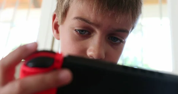 子供はテクノロジーデバイスでビデオゲームをプレイする 若い男の子のクローズアップはガジェットを保持するオンラインゲーム — ストック写真
