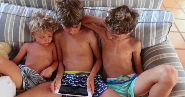 Niños Sentados Sofá Viendo Películas Tabletas —  Fotos de Stock