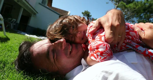 Vater Und Kleines Mädchen Liegen Zusammen Gras Papa Und Tochter — Stockfoto