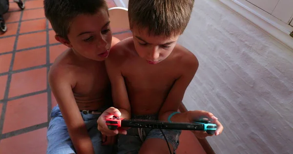 游戏控制器前的孩子们玩电子游戏 — 图库照片