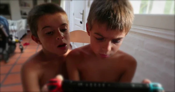 Παιδιά Που Παίζουν Παιχνίδι Στο Χειριστήριο Joystick Gadget Στο Σπίτι — Φωτογραφία Αρχείου