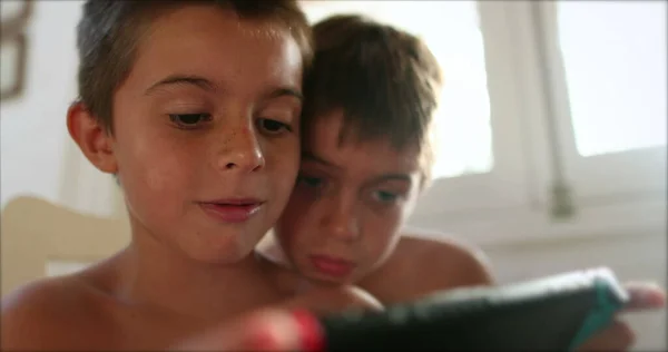 Дети Перед Экраном Гаджета Играют Видеоигры Брат Наблюдает Игрой Сиблинг — стоковое фото