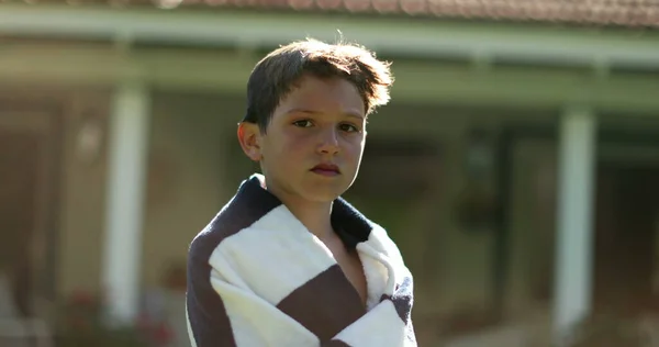 Ένα Όμορφο Αγόρι Στεγνώνει Σώμα Του Μετά Την Πισίνα Παιδί — Φωτογραφία Αρχείου