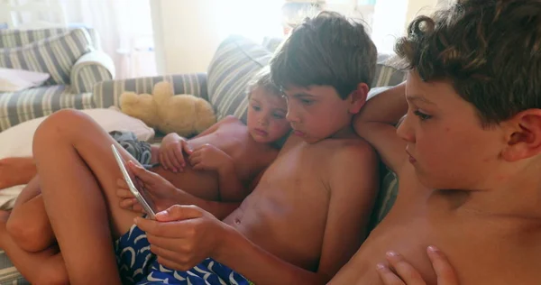 Kinder Schauen Hause Medien Auf Tablet Gerät — Stockfoto
