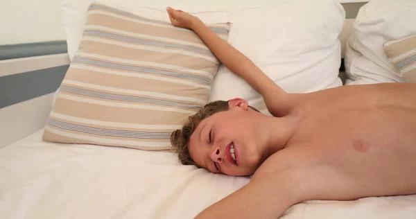 Vücudunu Esneten Çocuk Uyanıyor Genç Çocuk Kendini Yenilenmiş Hissediyor — Stok fotoğraf