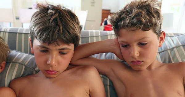 Crianças Rostos Assistindo Conteúdo Online Crianças Entediadas Irmãos — Fotografia de Stock