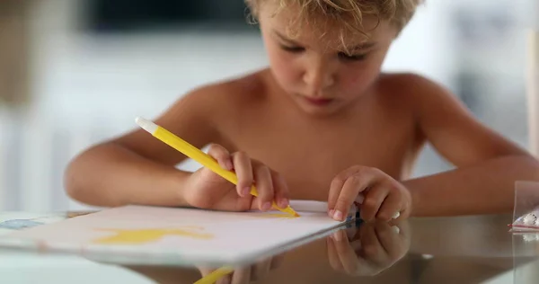 Bonito Menino Desenhando Papel Desenho Infantil Criação — Fotografia de Stock