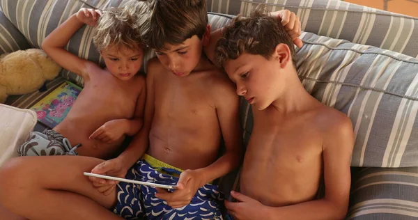 Bracia Zebrali Się Razem Oglądając Film Tablecie Kanapie — Zdjęcie stockowe