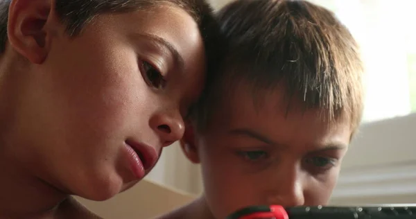 Kinder Die Von Videospielgeräten Absorbiert Werden Junge Spielt Online Geschwister — Stockfoto