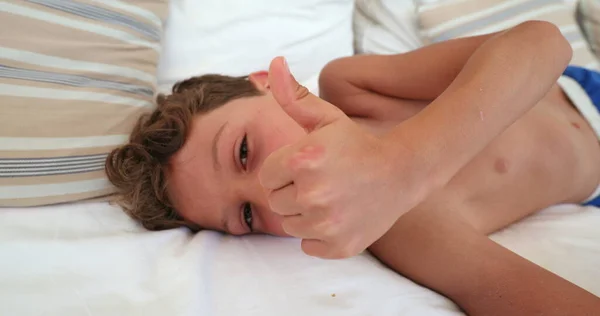 Yakışıklı Çocuk Kameraya Baş Parmağını Uzatıyor Çocuk Koltukta Doğrulama Yapıyor — Stok fotoğraf