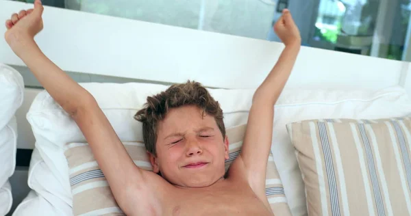 Criança Alongamento Corpo Bonito Sonolento Menino Acordando Cochilo Alongamentos Corpo — Fotografia de Stock