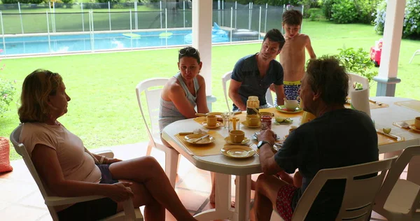 Familia Reunida Mesa Del Desayuno Por Mañana Escena Familiar Casual — Foto de Stock