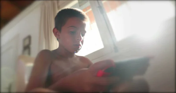 Criança Segurando Dispositivo Videogame Jogando Torneio Online Partir Casa — Fotografia de Stock
