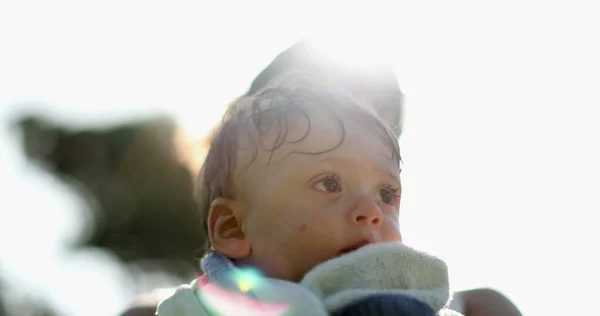 Ребенок Завернутый Полотенце После Бассейна Солнечном Свете — стоковое фото