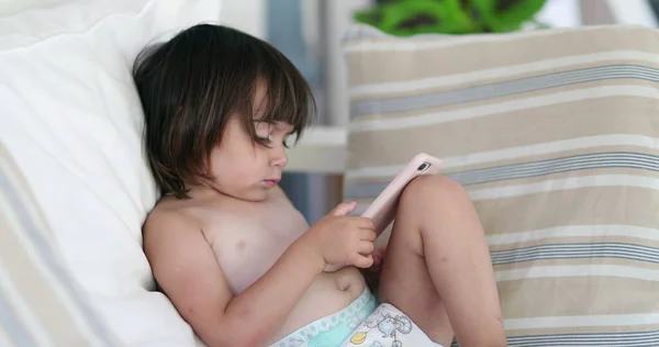 Bebé Niña Sosteniendo Dispositivo Smartphone Viendo Contenido Línea — Foto de Stock