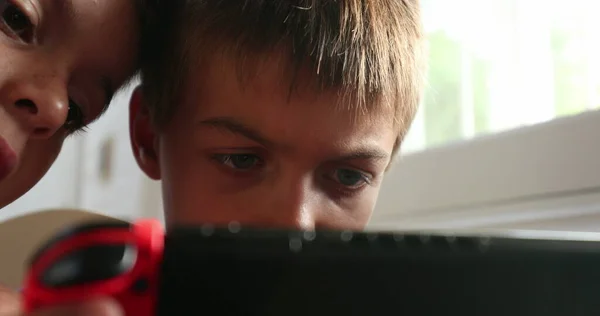 Παιδιά Απορροφώνται Από Gadget Οθόνης Βιντεοπαιχνιδιών Νεαρό Αγόρι Παίζει Online — Φωτογραφία Αρχείου