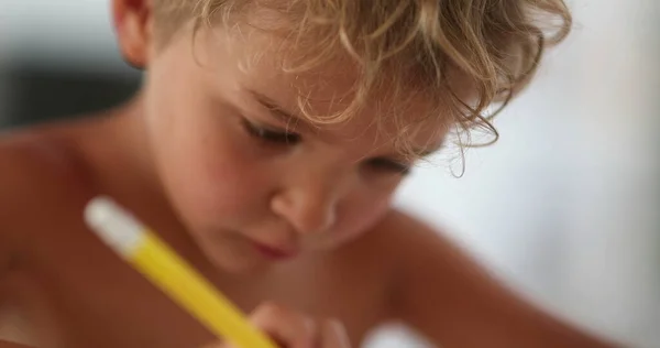 Sanatçı Çocuk Sarı Renkli Kalemle Kağıda Resim Çiziyor Odaklanmış Çocuk — Stok fotoğraf