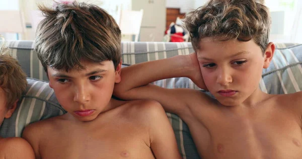 Kinderen Kijken Online Naar Content Verveelde Kinderen Broers Zussen — Stockfoto