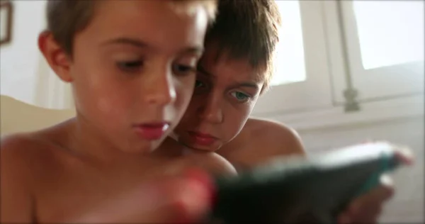 Kinder Vor Einer Videoleinwand Die Videospiele Spielt Bruder Beobachtet Geschwisterspiel — Stockfoto
