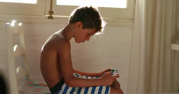 Evde Cep Telefonu Aygıtıyla Video Oyunu Oynayan Çocuk — Stok fotoğraf