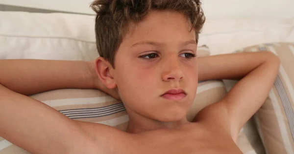 Дитяче Обличчя Думає Розмірковувати Продуманий Стомлений Молодий Хлопчик — стокове фото