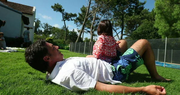 父と娘が一緒に草の上に横たわっていた 父と子の絆 — ストック写真