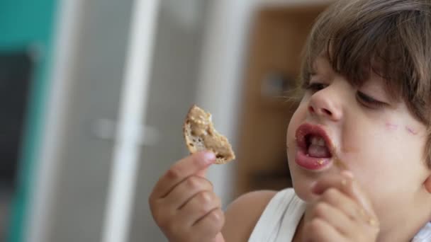 Dziecko Podjadające Chleb Masłem Orzechowym Bliska Portret Małego Chłopca Jedzącego — Wideo stockowe