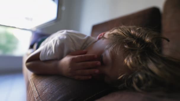 Schläfriges Kind Das Auf Dem Sofa Schläft Ein Kleiner Junge — Stockvideo