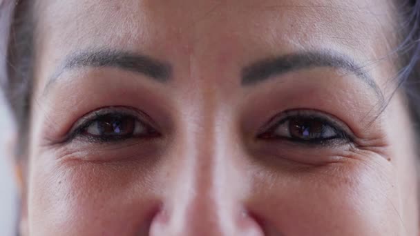 Mutlu Makro Çekimler Yaşlardaki Kadın Yüzü Gözleri Gülümseyen Kameraya Bakıyor — Stok video