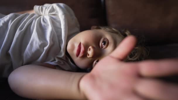Rapazinho Cansado Acordar Sesta Criança Adormecida Acorda Sono Pequena Criança — Vídeo de Stock