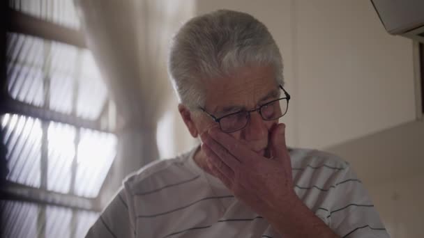 Besorgter Älterer Mann Der Hause Über Die Lösung Des Problems — Stockvideo