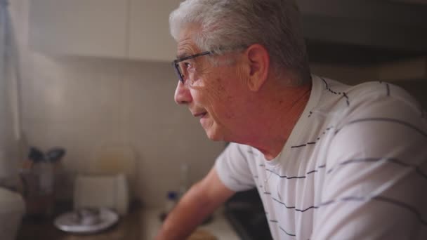 Senior Man Moment Naděje Hledící Vzhůru Oknu Domov Stojící Kuchyni — Stock video