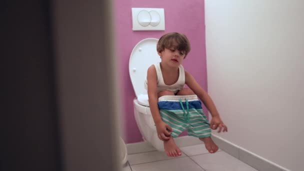 Enfant Assis Sur Les Toilettes Faisant Ses Besoins — Video