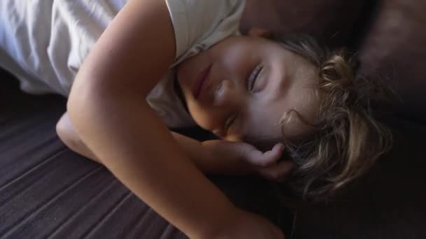 Çocuk Öğleden Sonra Uykusundan Uyanıyor Uykusundan Gözlerini Açıyor Küçük Çocuk — Stok video