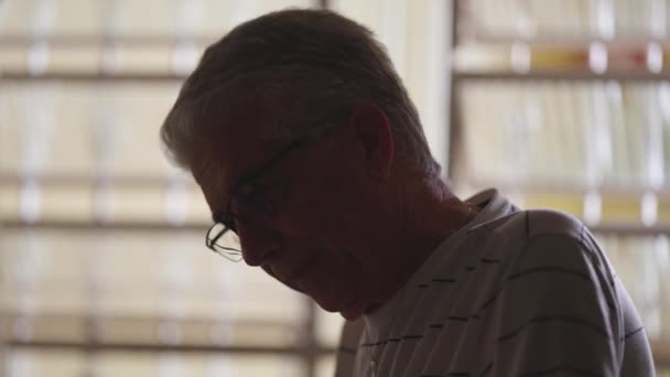 Üzgün Bunalımlı Yaşlı Adam Melankoli Keder Hissediyor — Stok video