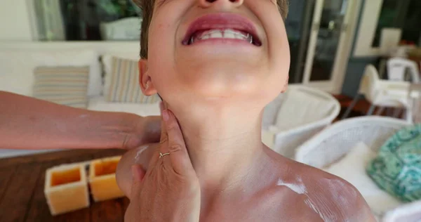 Parent Applying Rubbing Sunblock Sunscreen Child Body Skin Skincare Prevention — Stock Photo, Image