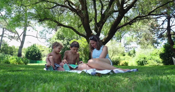 Madre Hijos Patio Trasero Aire Libre Lectura Libro Cuentos — Foto de Stock