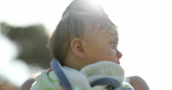 Младенец Завернутый Полотенце Бассейном Удерживаемый Родителями Солнечной Блике — стоковое фото