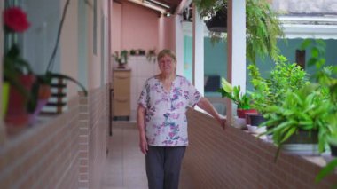 Dairesine yakın oturan yaşlı kadının portresi.