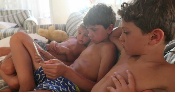 Kinder Sitzen Auf Couch Und Schauen Film Auf Tablet Gerät — Stockfoto