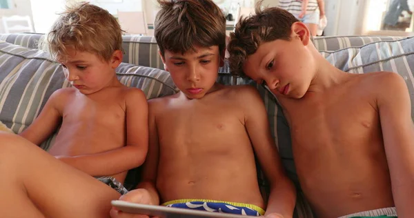 Crianças Casa Assistindo Conteúdo Line Dispositivo Tablet Crianças Olhando Para — Fotografia de Stock