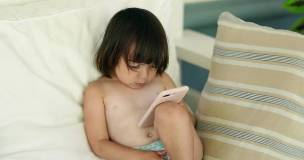 Kislány Gyermek Néz Smartphone Eszköz Kislány Csecsemő Kezében Mobiltelefon — Stock Fotó