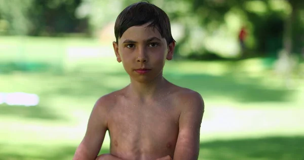 Kolları Çaprazlanmış Dışarıda Kameraya Somurtan Ciddi Bir Çocuk — Stok fotoğraf