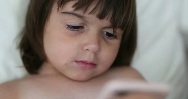 Csecsemő Lány Arc Felszívódik Tartalom Online Okostelefon — Stock Fotó