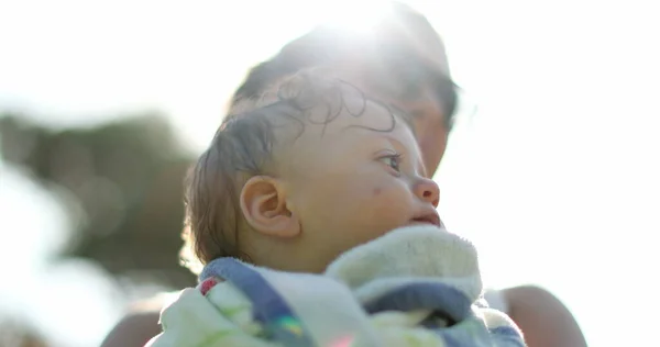 Мать Держит Младенца Солнечном Свете Блик Линза После Бассейна — стоковое фото